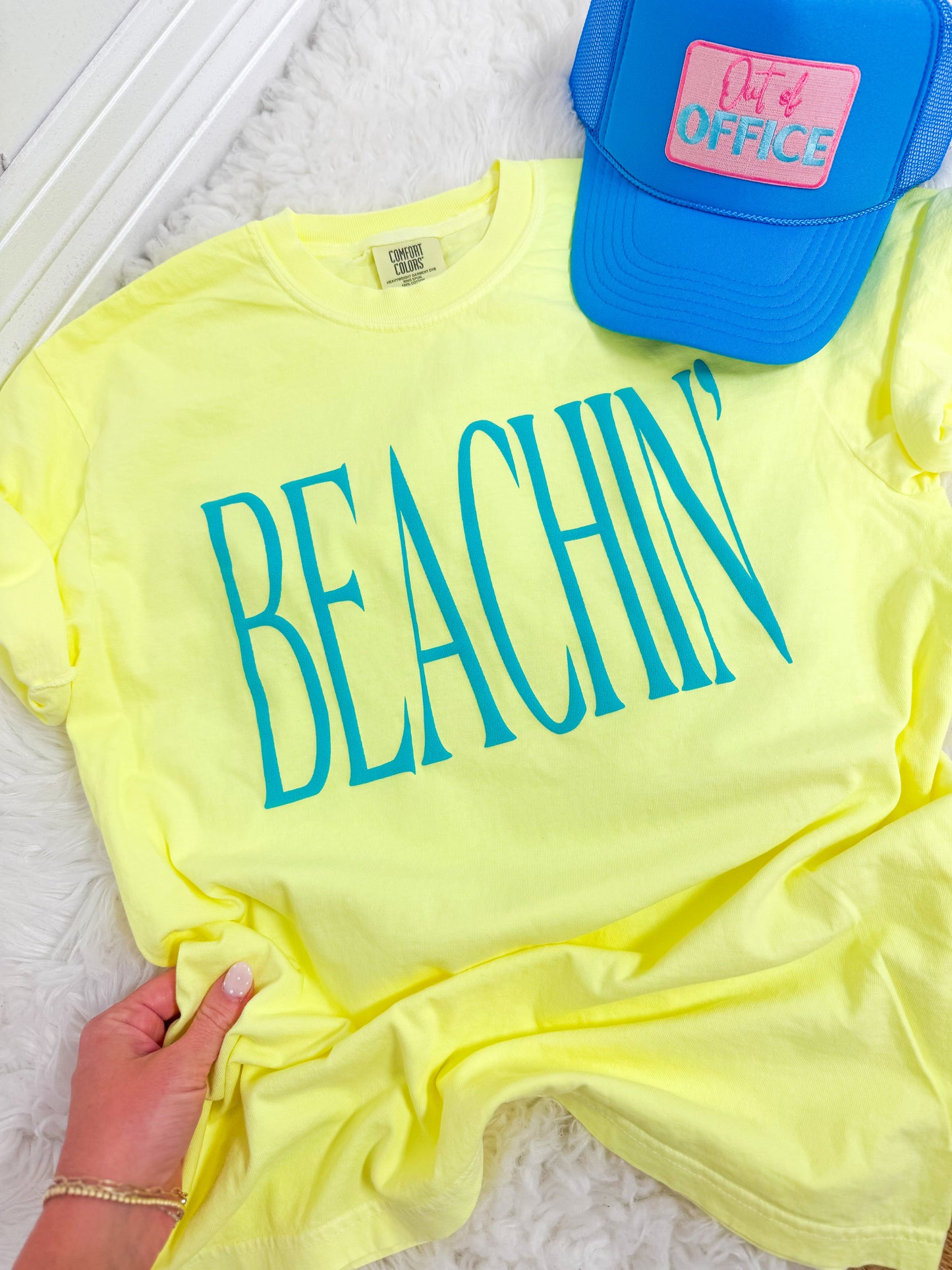 Beachin’ & Boatin’ Tee